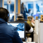 Foto van een jongen in het examencentrum met een koptelefoon op