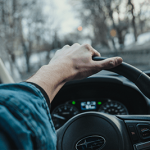 Man heeft hand op stuur