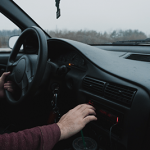 Man rijdend in een auto